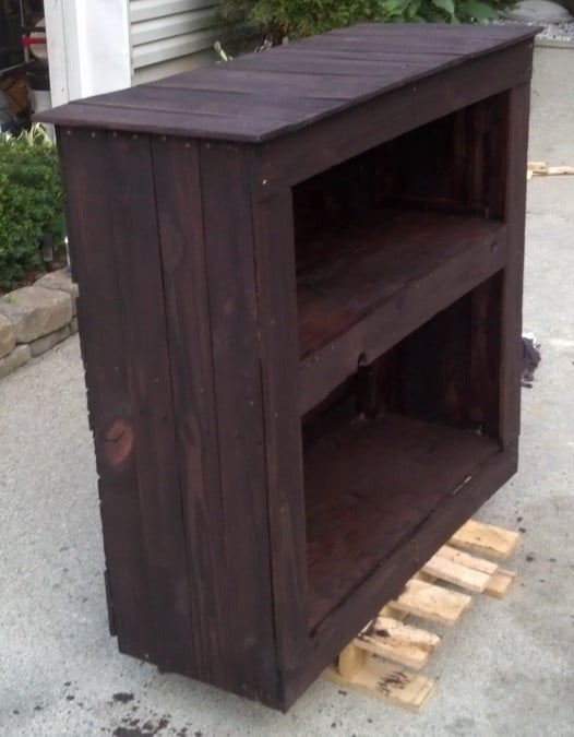 Make a shelving unit from a wooden pallet_03