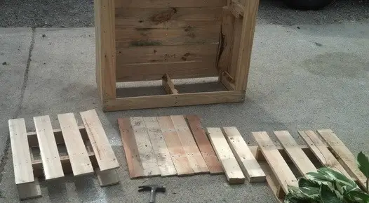 Make a shelving unit from a wooden pallet_05