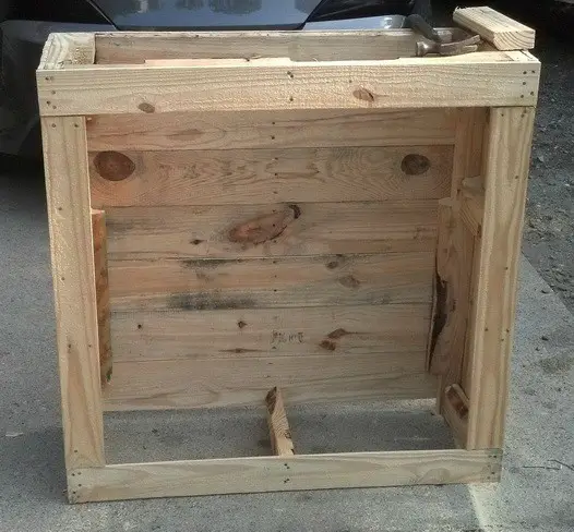 Make a shelving unit from a pallet_06