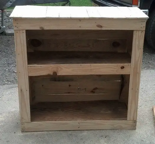 Make a shelving unit from a wooden pallet_08