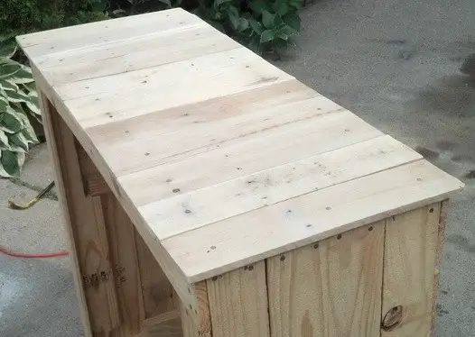 Make a shelving unit from a wooden pallet_10