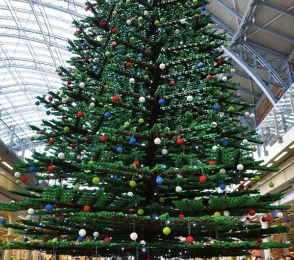 33_Foot_Tall_Christmas_Tree_in_London