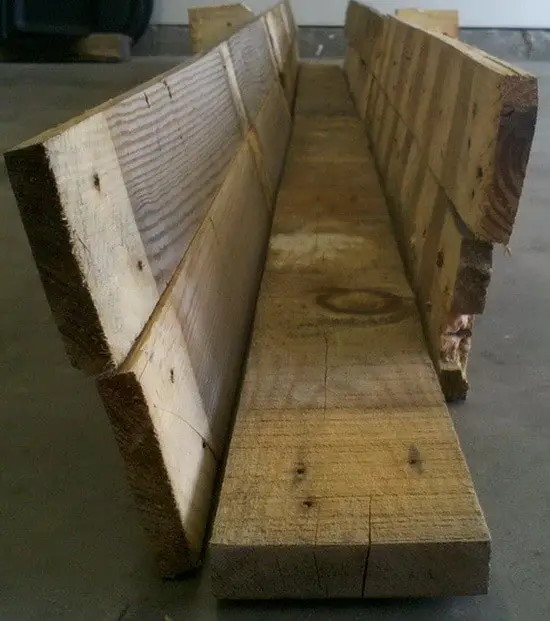 DIY Deck Rail Planter Made From A Pallet_03