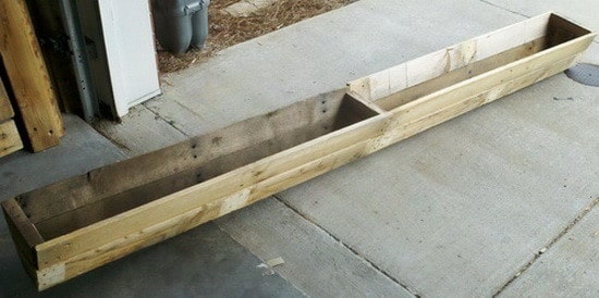 DIY Deck Rail Planter Made From A Pallet_05
