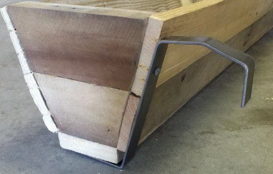 DIY Deck Rail Planter Made From A Pallet_08