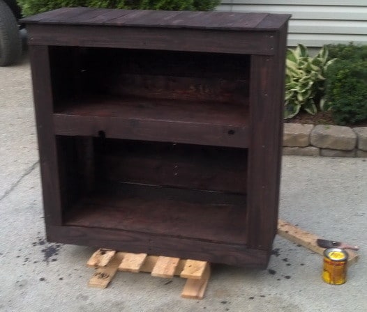 Make a shelving unit from a wooden pallet_02
