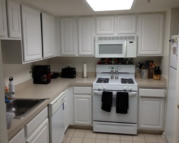 Apartment Kitchen Before Painting 