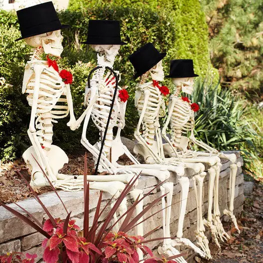 Scary Outdoor Halloween Decorations And Silhouettes_13