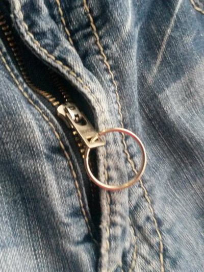 2 Ways To Fix A Zipper That Won't Stay Up!! 1- If your jeans zip keeps  coming down you simply put a keyring around it and at…