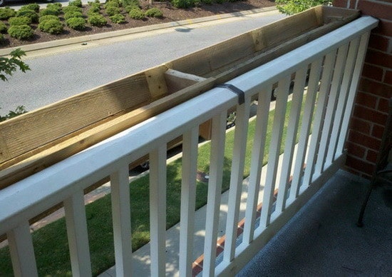 DIY Deck Rail Planter Made From A Pallet_09