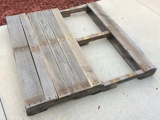 How To Build A Desk From A Wooden Pallet_04
