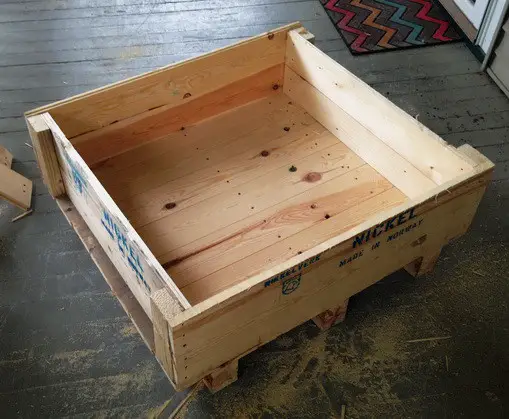 Wooden Shipping Crate Turned Into Furniture_3_exposure